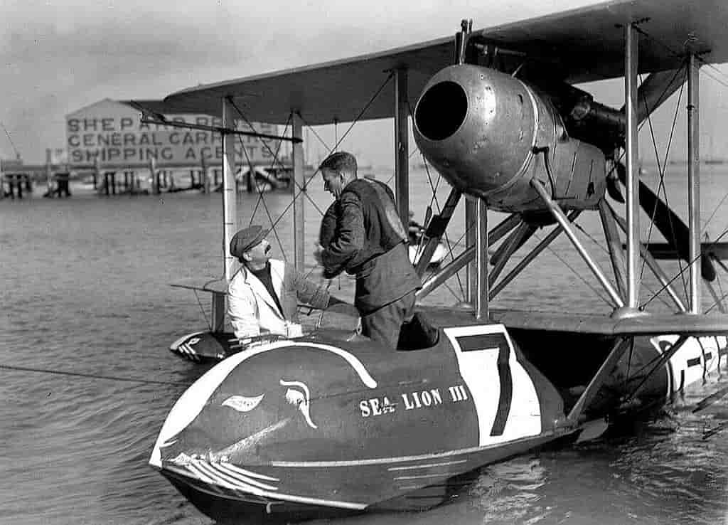 Механик Пикет помогает капитану Генри Бьярду сесть в кабину летающей лодки Супермарин «Си Лайон» III на гонках на Кубок Шнейдера – Коуз, 1923 г.